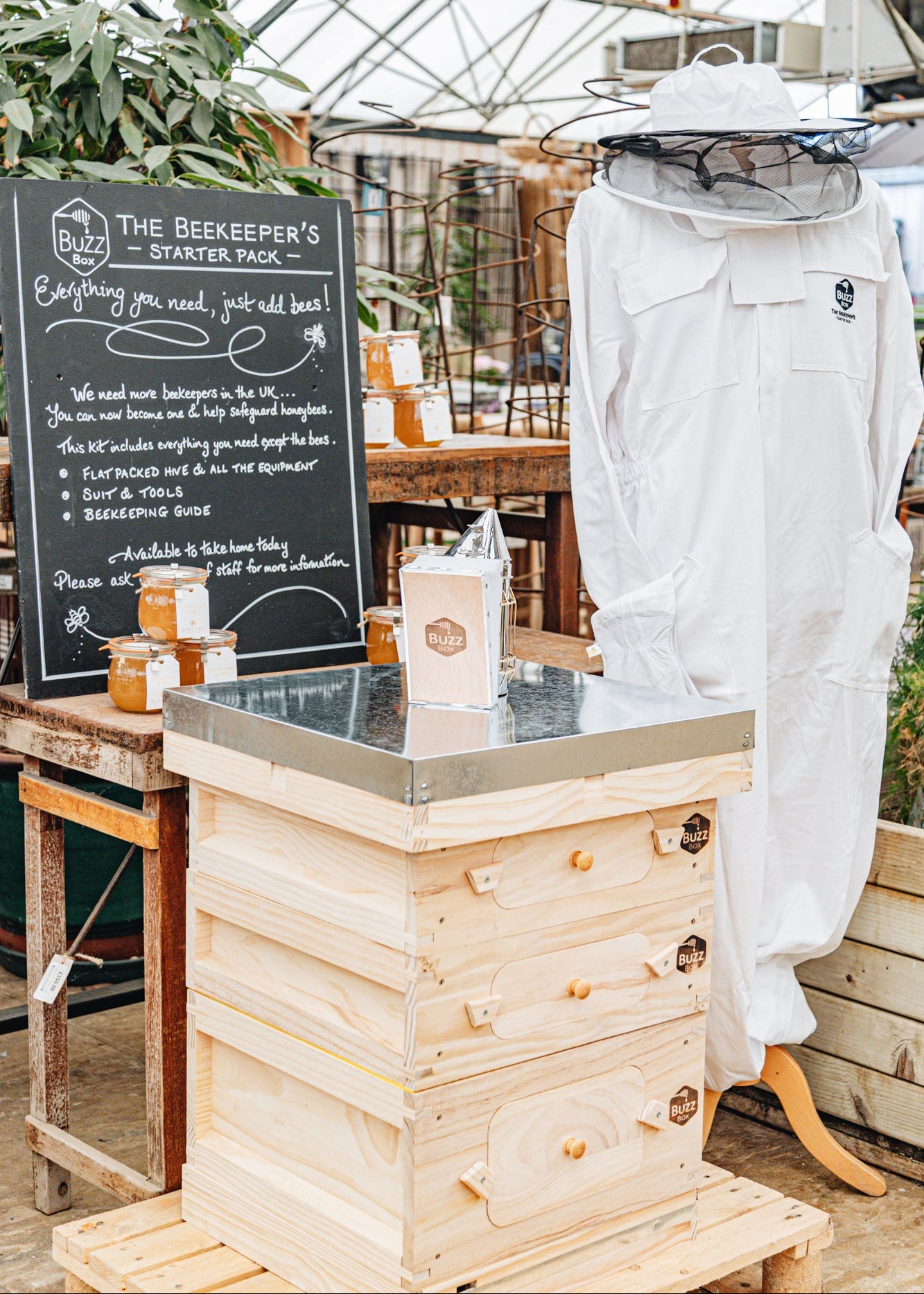 WORKER BEE & BUMBLEBEE セット Buzz Box: The Beekeepers Starter Kit – Burford Garden Co.