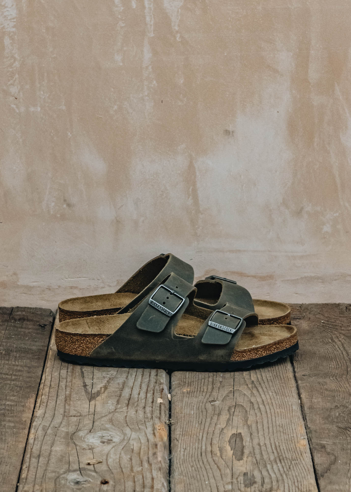 Men's Birkenstock Arizona Oiled Leather Regular Sandals in Faded Khaki