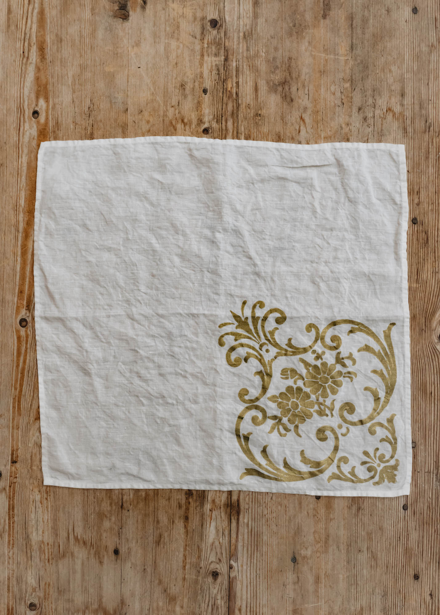 Crumpled Linen Napkin in White and Gold