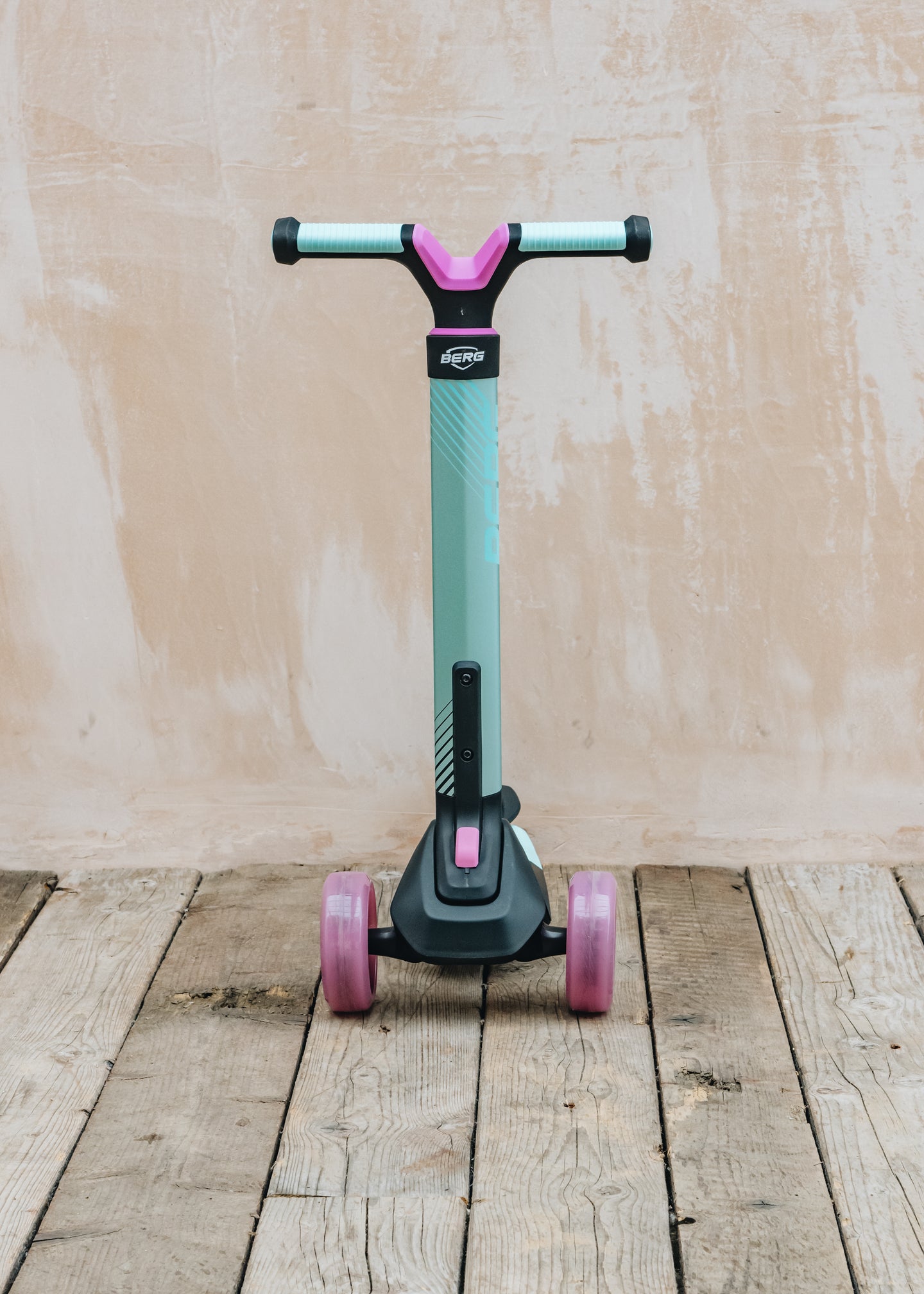 Berg Toys Nexo Foldable Scooter in Mint