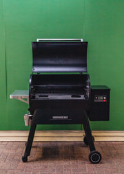 Traeger Ironwood 885 Wood Pellet Grill in Black with Pellet Sensor