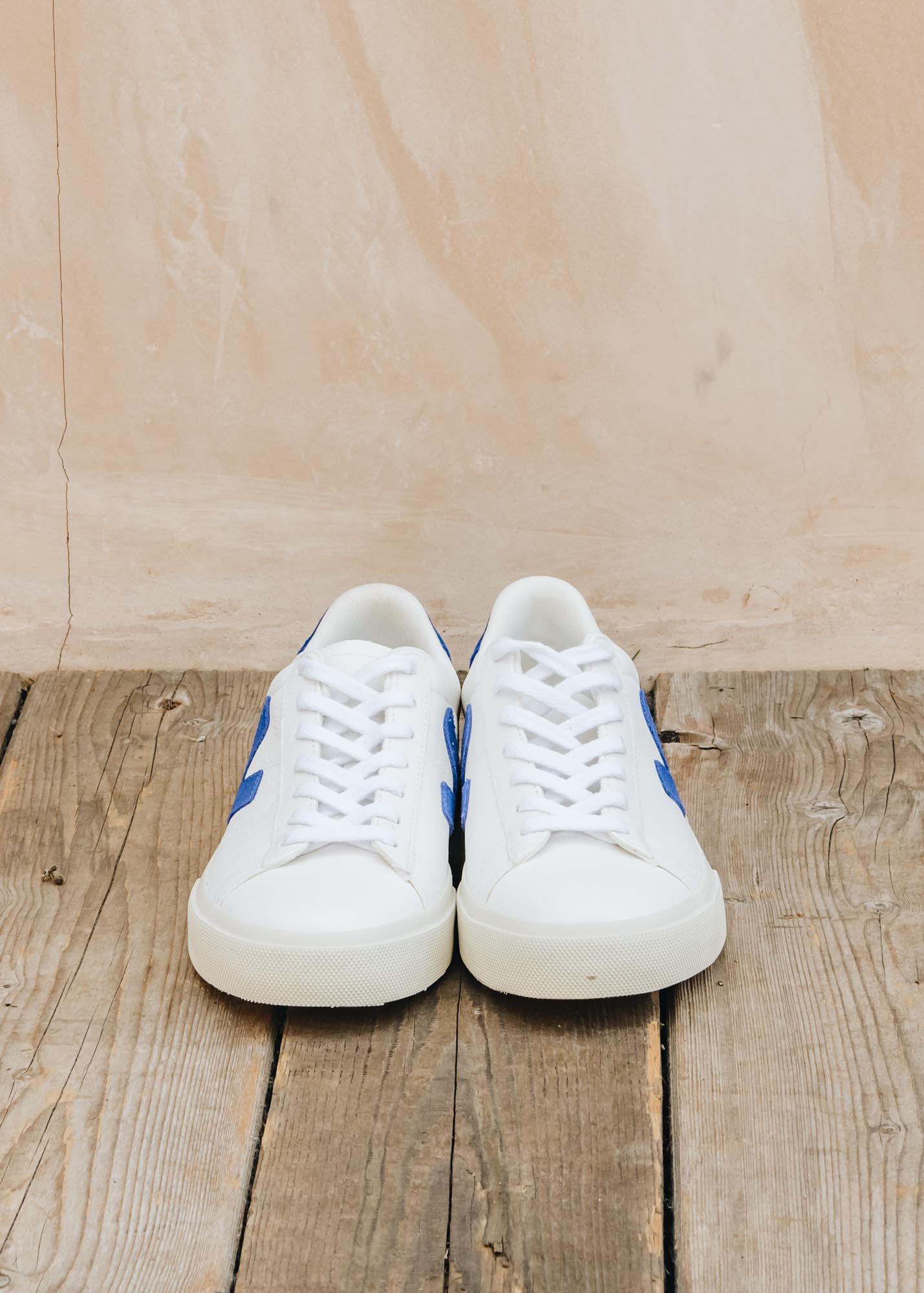 Veja Women's Campo Leather Trainers in Extra White and Paros