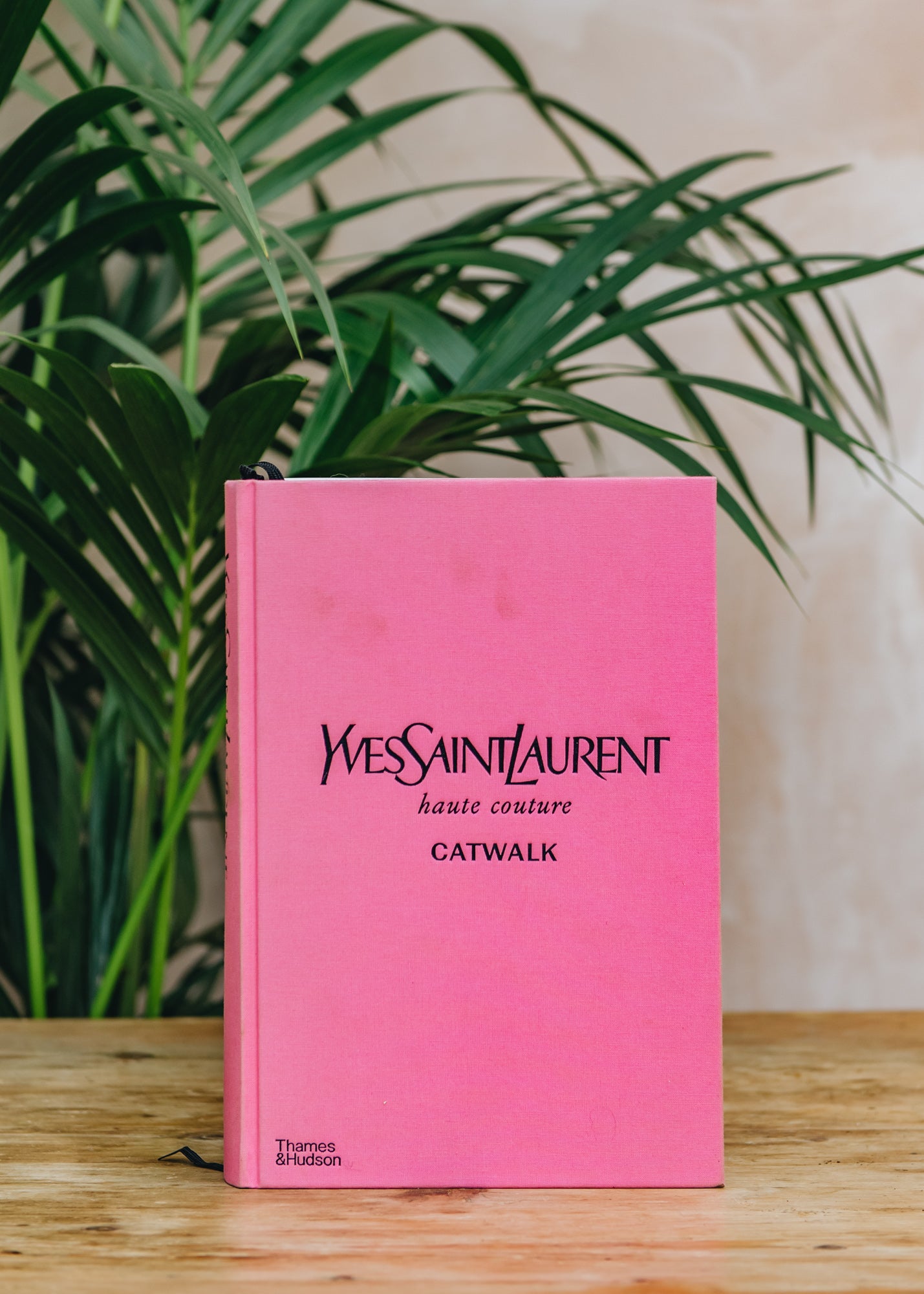 THAMES & HUDSON Yves Saint Laurent Catwalk fashion book