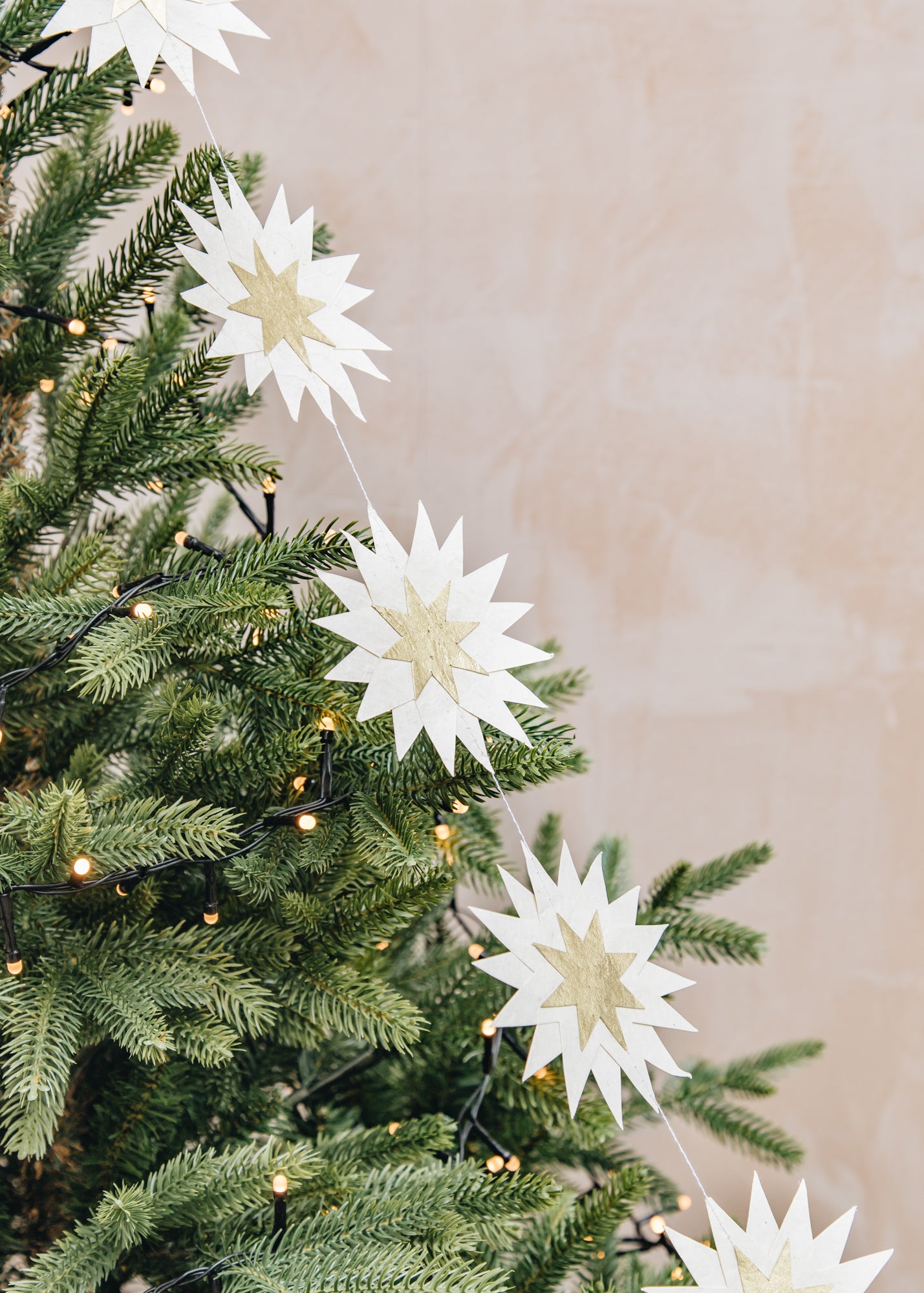 A World of Craft Falling Star Garland in Offwhite and Gold