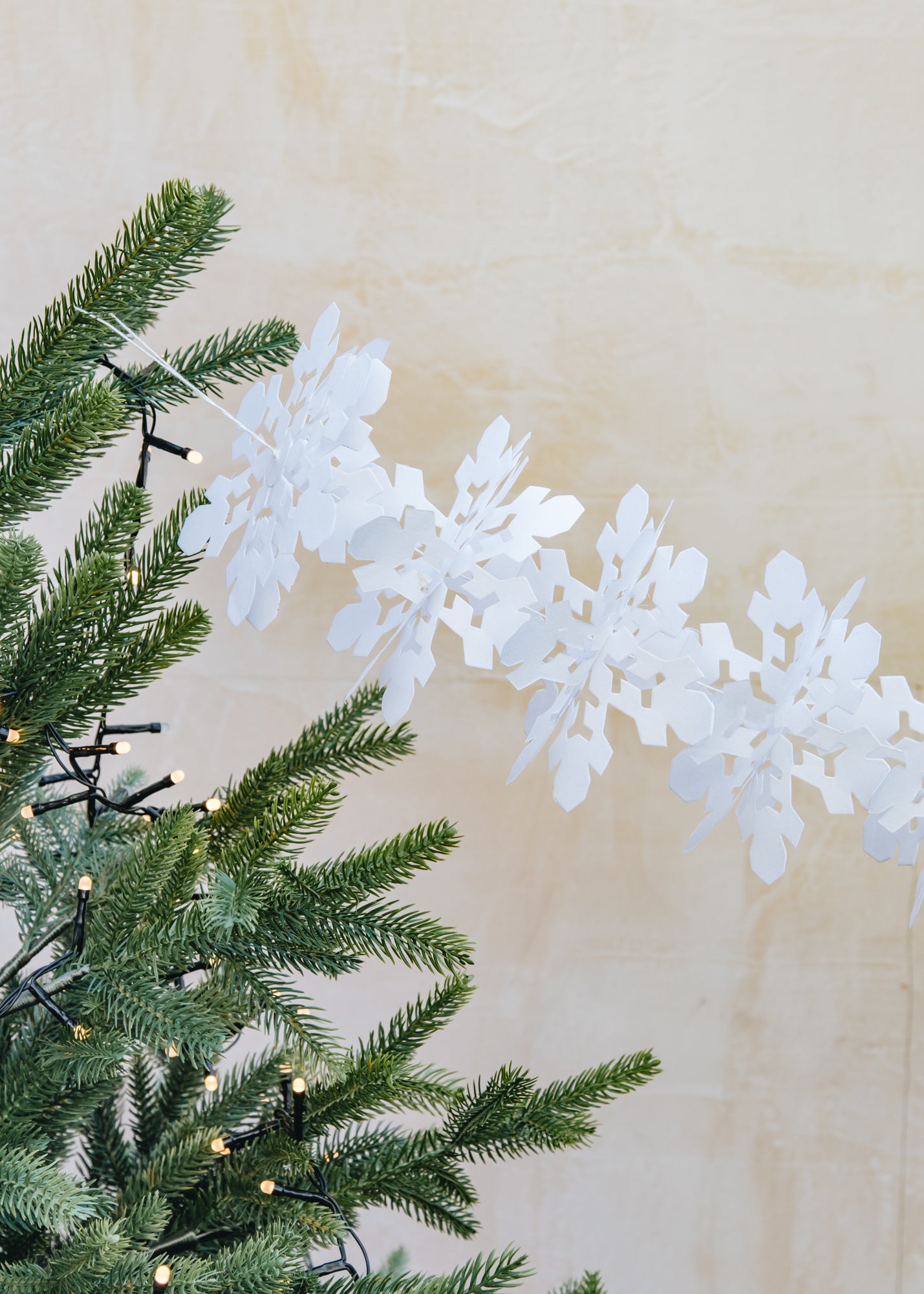 Flake Garland in White