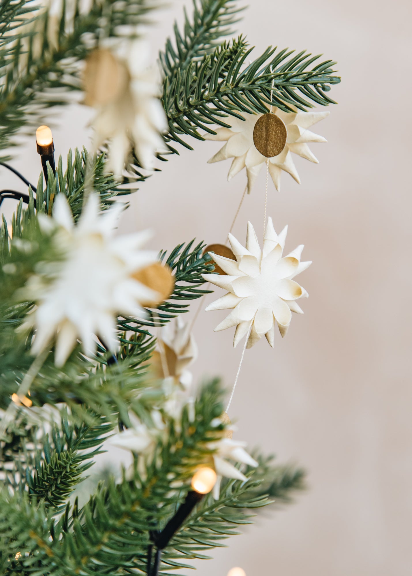 A World of Craft Kotte Garland with Gold Dots in White and Gold