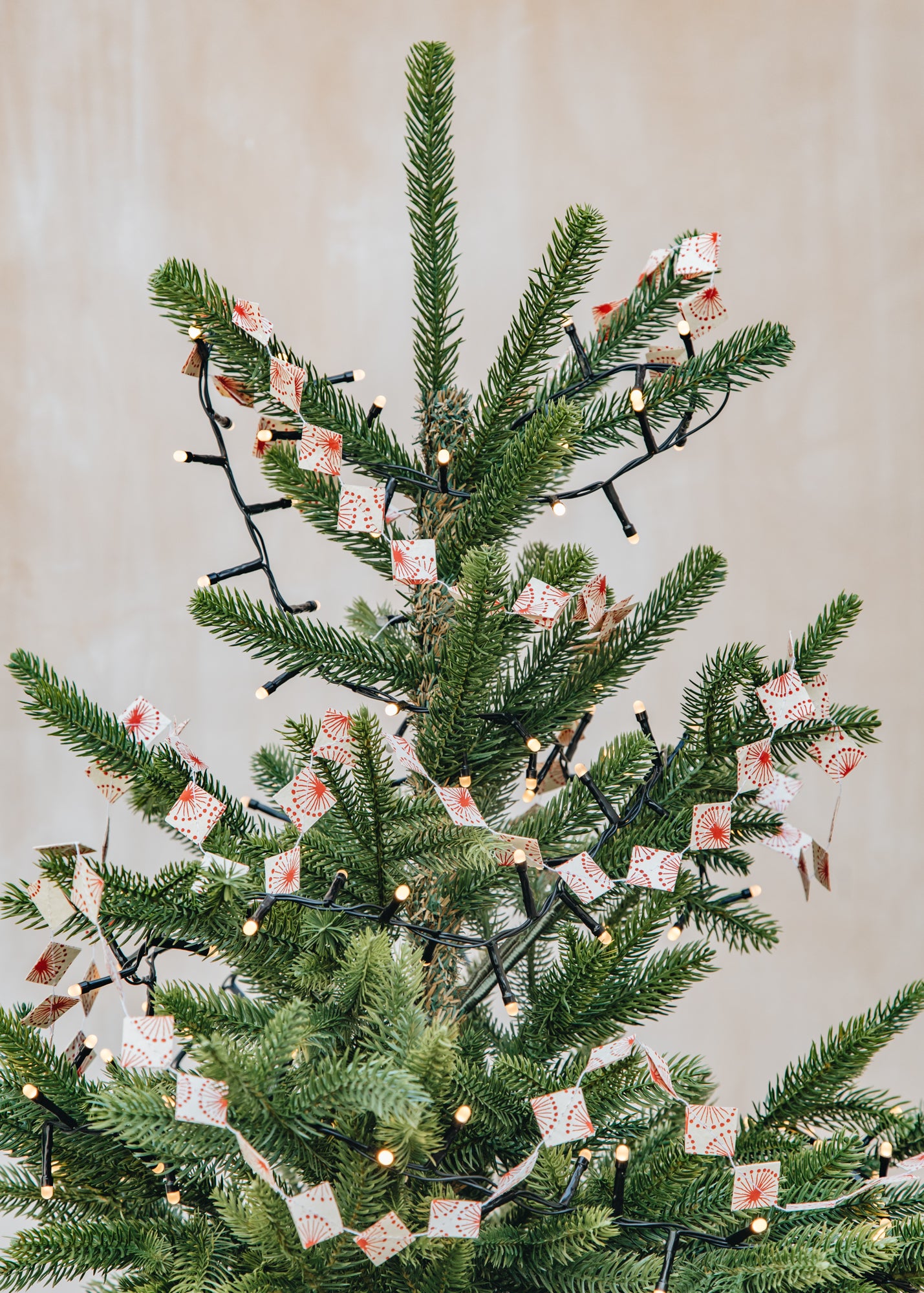 A World of Craft Peak Christmas Garland in Offwhite and Red
