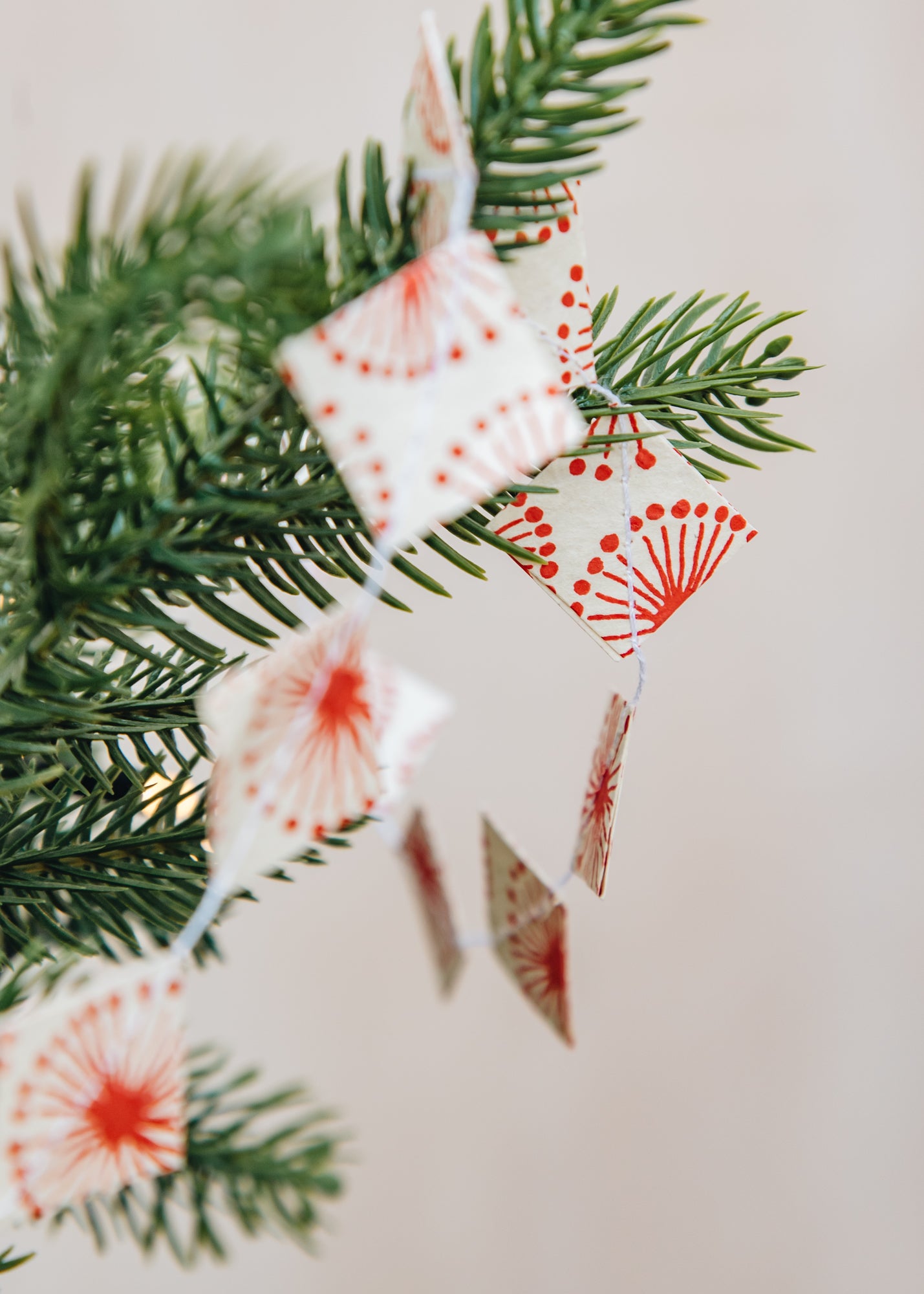 A World of Craft Peak Christmas Garland in Offwhite and Red