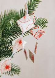 A World of Craft Peak Christmas Garland in Offwhite and Red