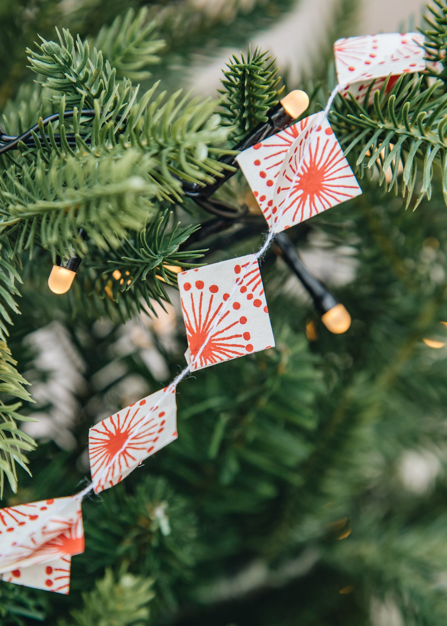 Peak Christmas Garland in Offwhite and Red