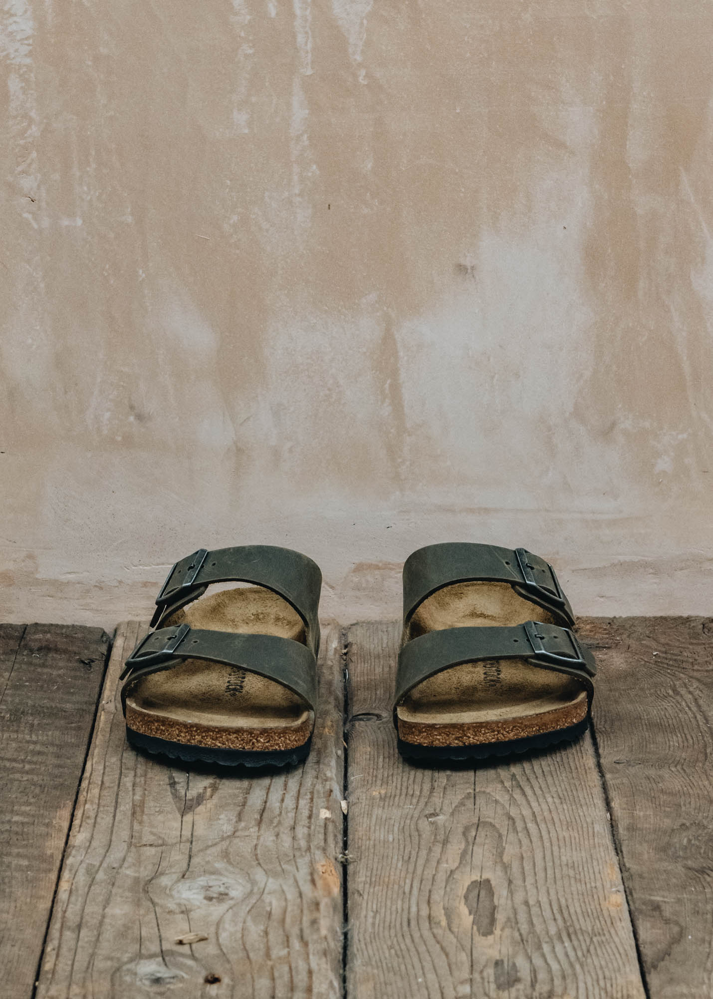 Birkenstock Men's Birkenstock Arizona Oiled Leather Regular Sandals in Faded Khaki