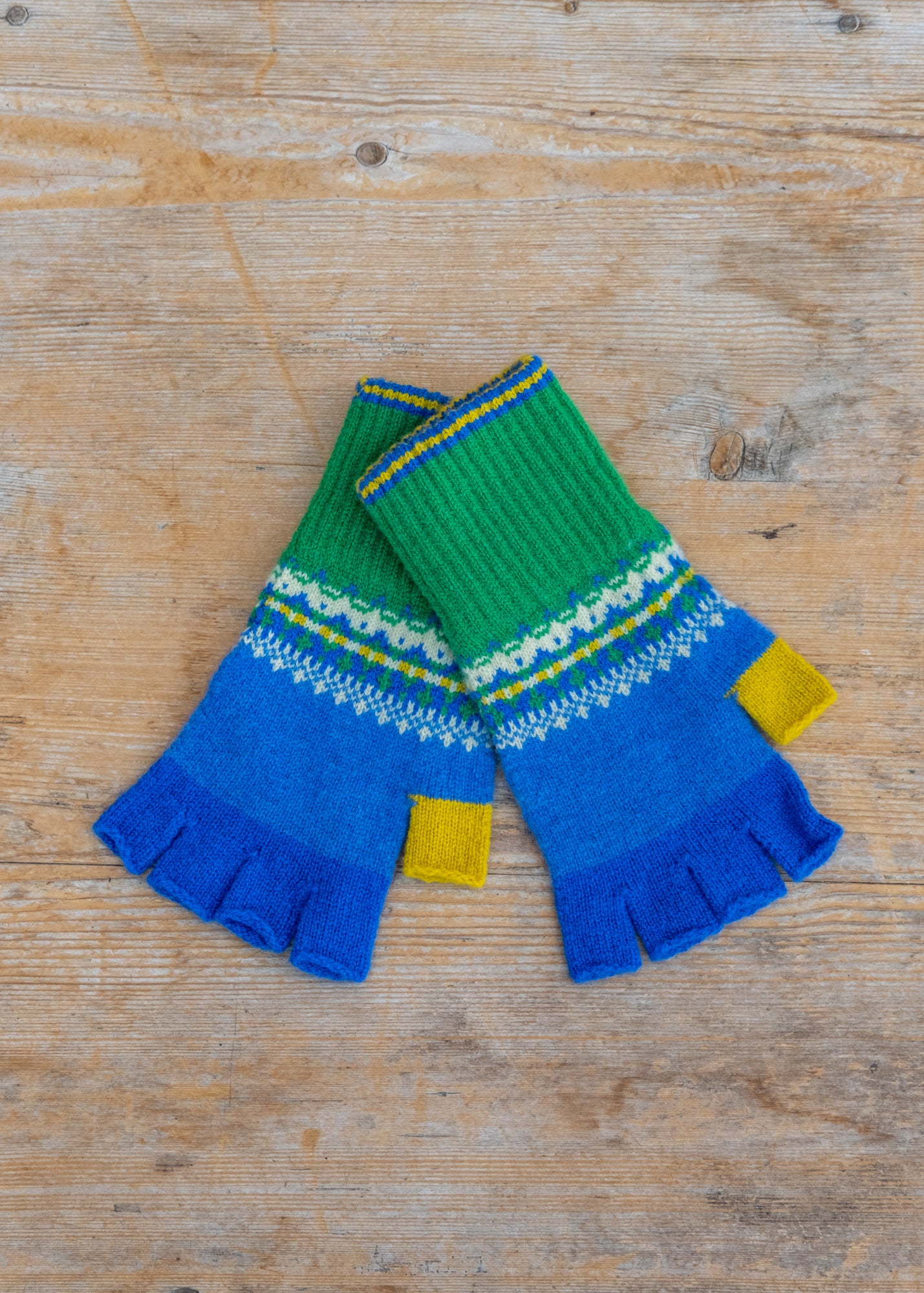 Alloa Fingerless Gloves in Luscious