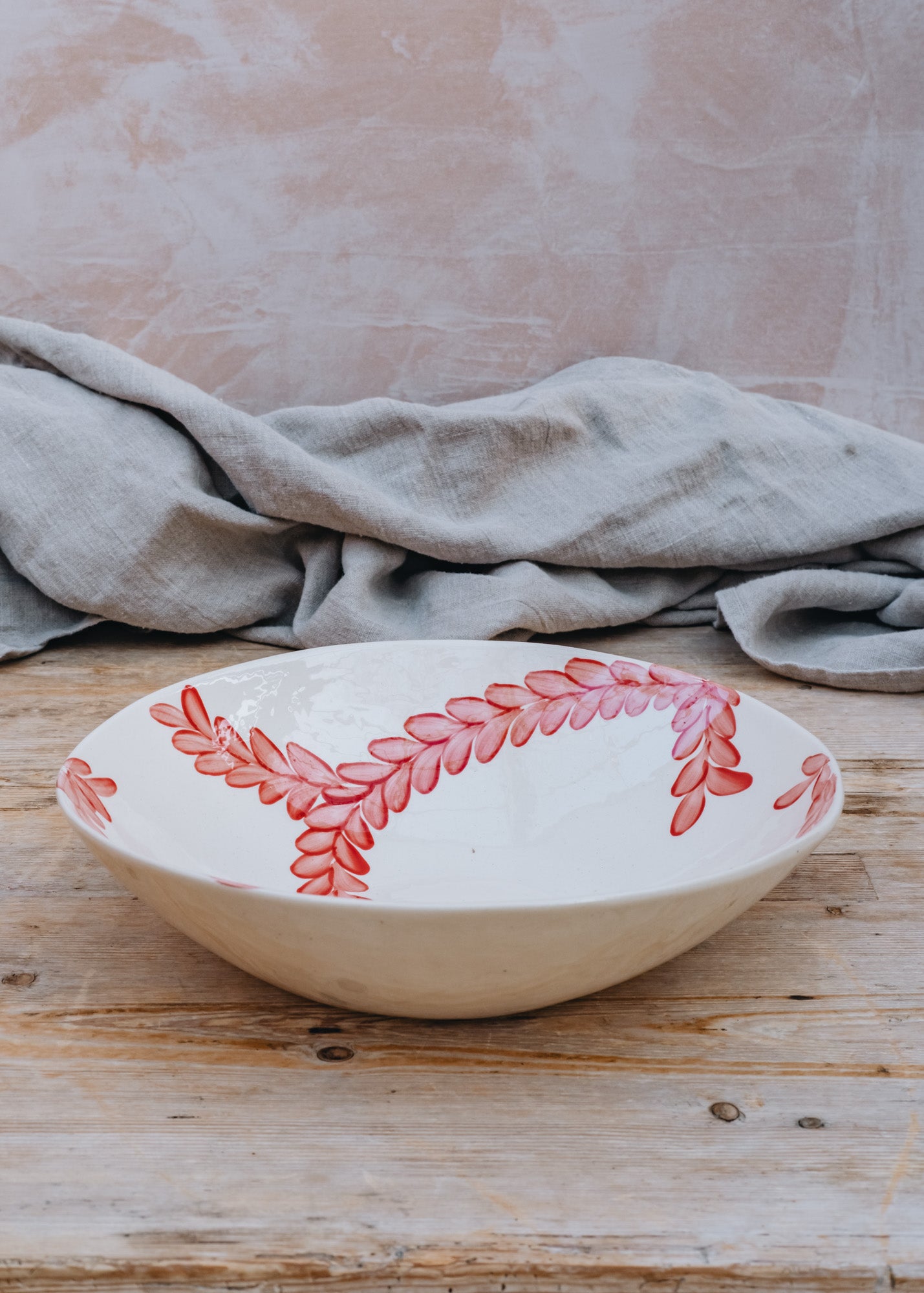 Medium Salad Bowl in Pimento Vine