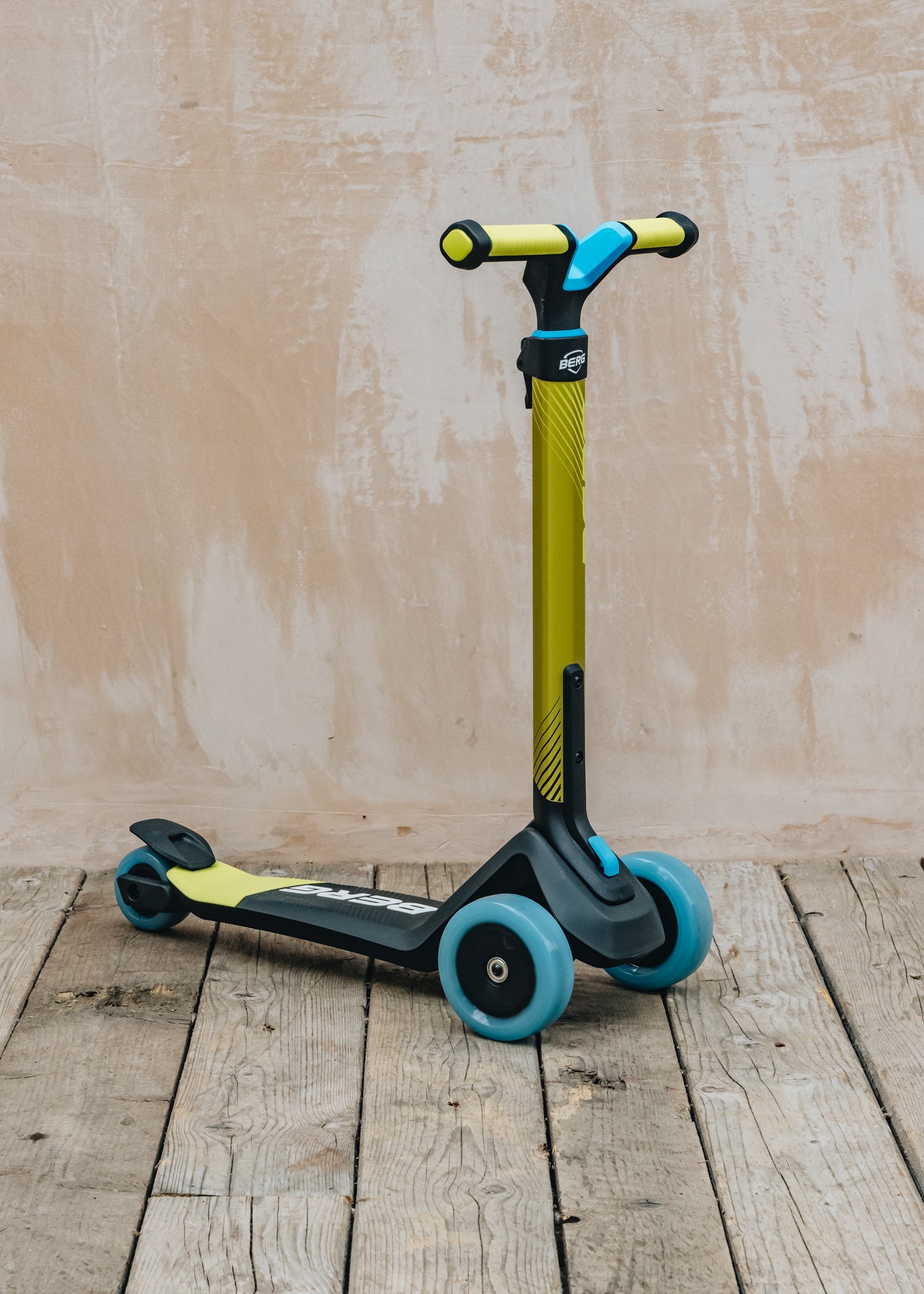 Berg  Nexo Foldable Scooter in Lime