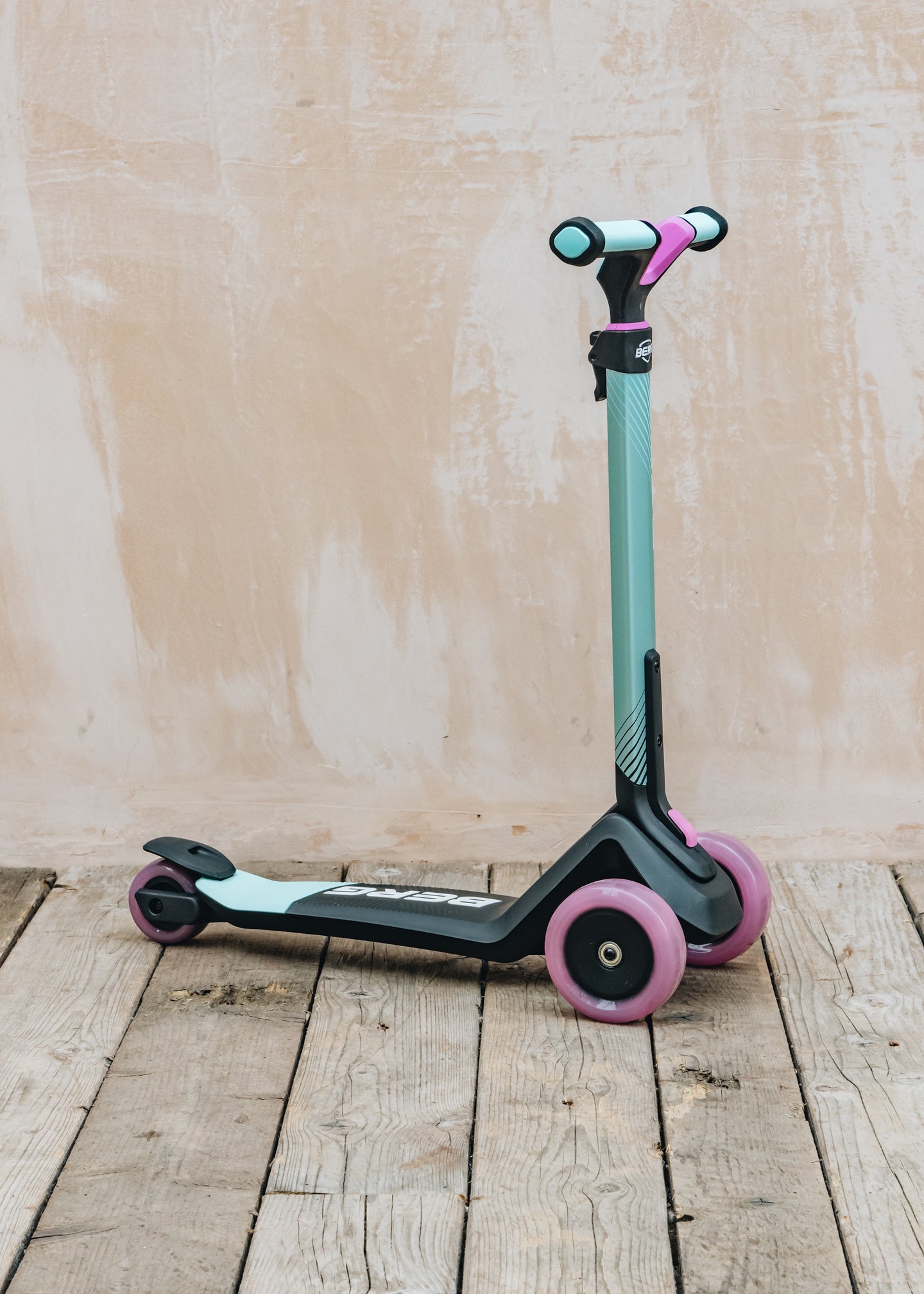 Berg Nexo Foldable Scooter in Mint