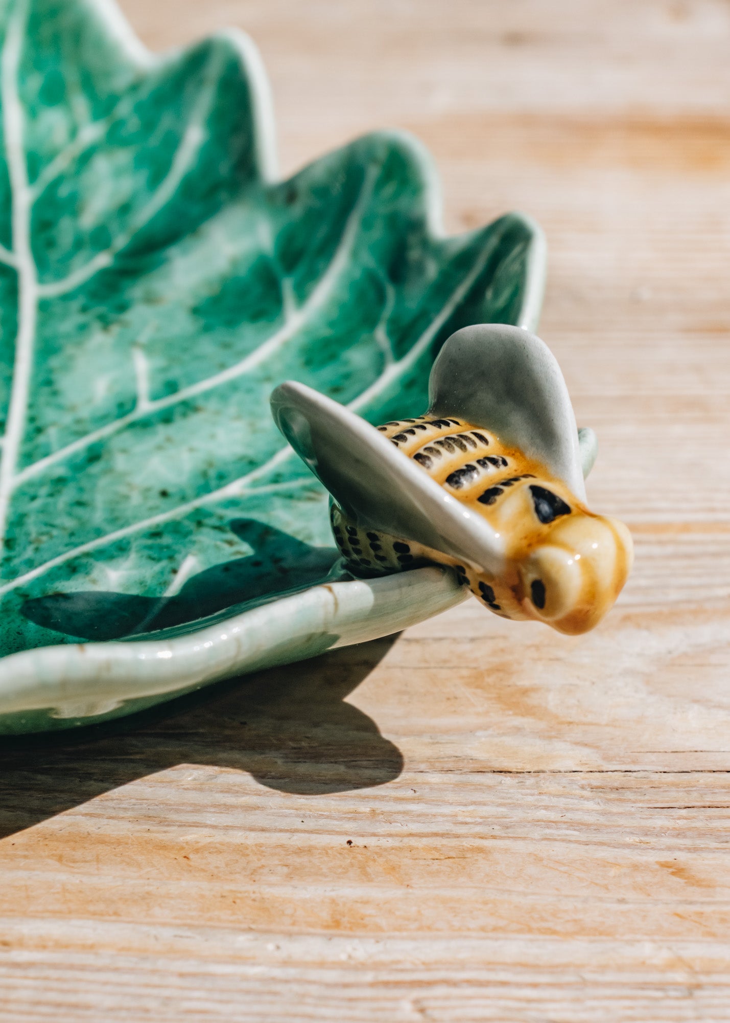Bordallo Pinheiro Bordhallo Pinheiro Oak Leaf with Bee Bowl