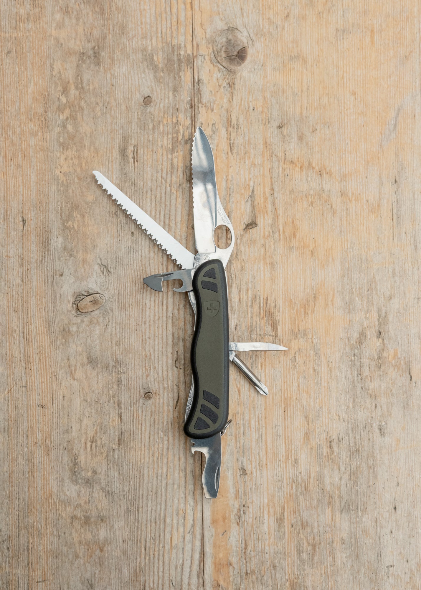 Swiss Soldiers Knife in Green/Black, 111mm