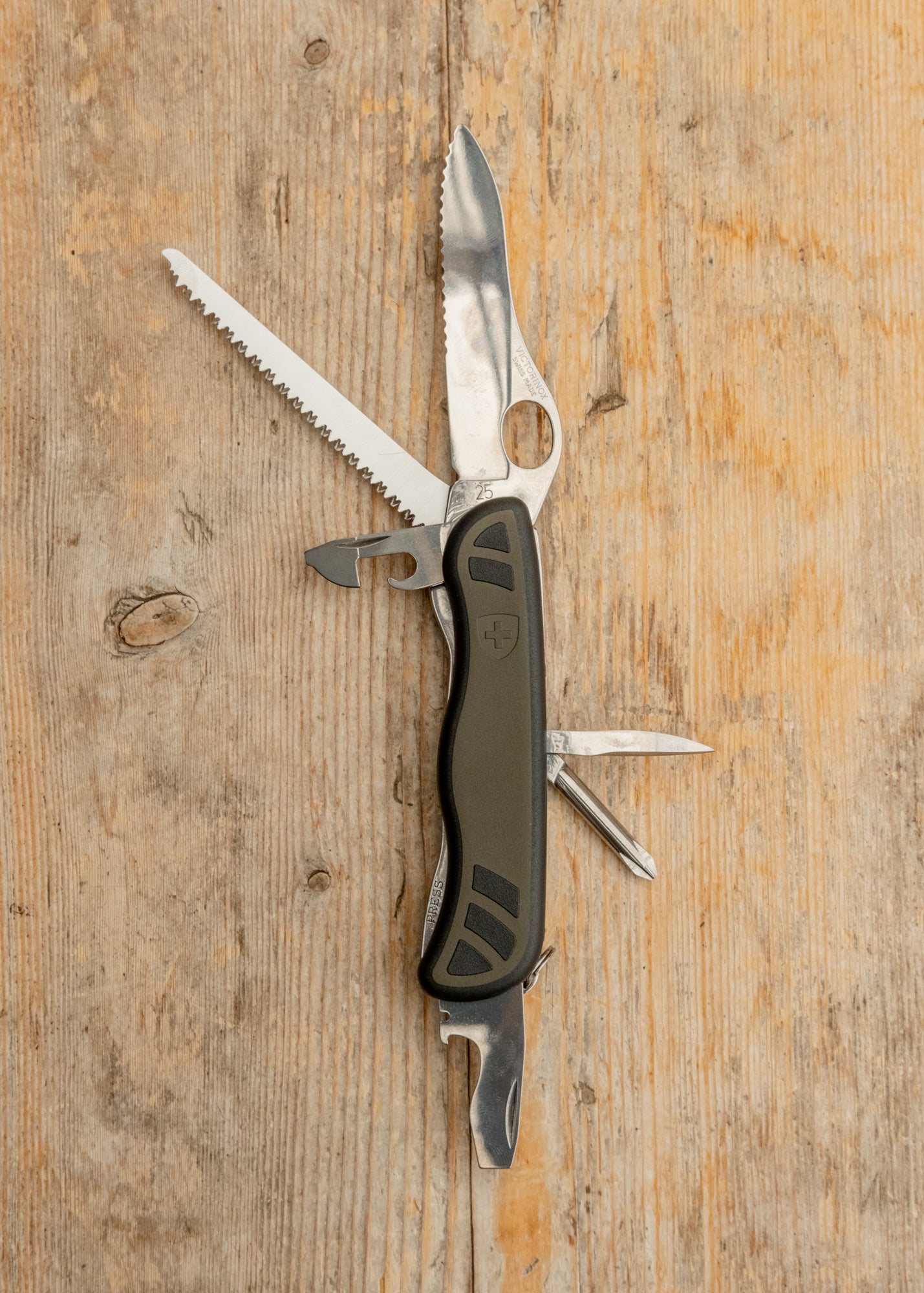 Swiss Soldiers Knife in Green/Black, 111mm