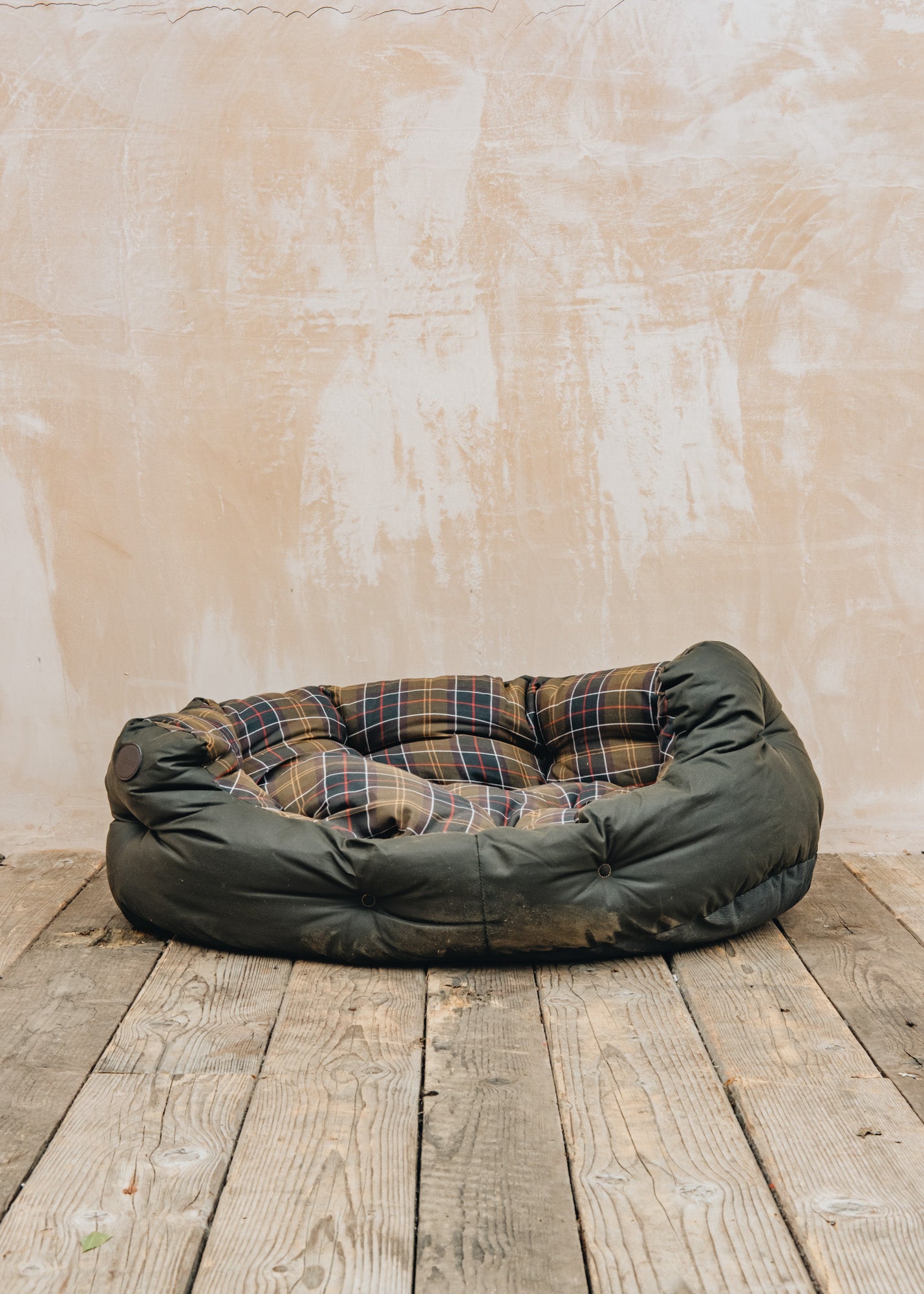 Green & Wild's Waxed Dog Bed 35 in Classic Tartan