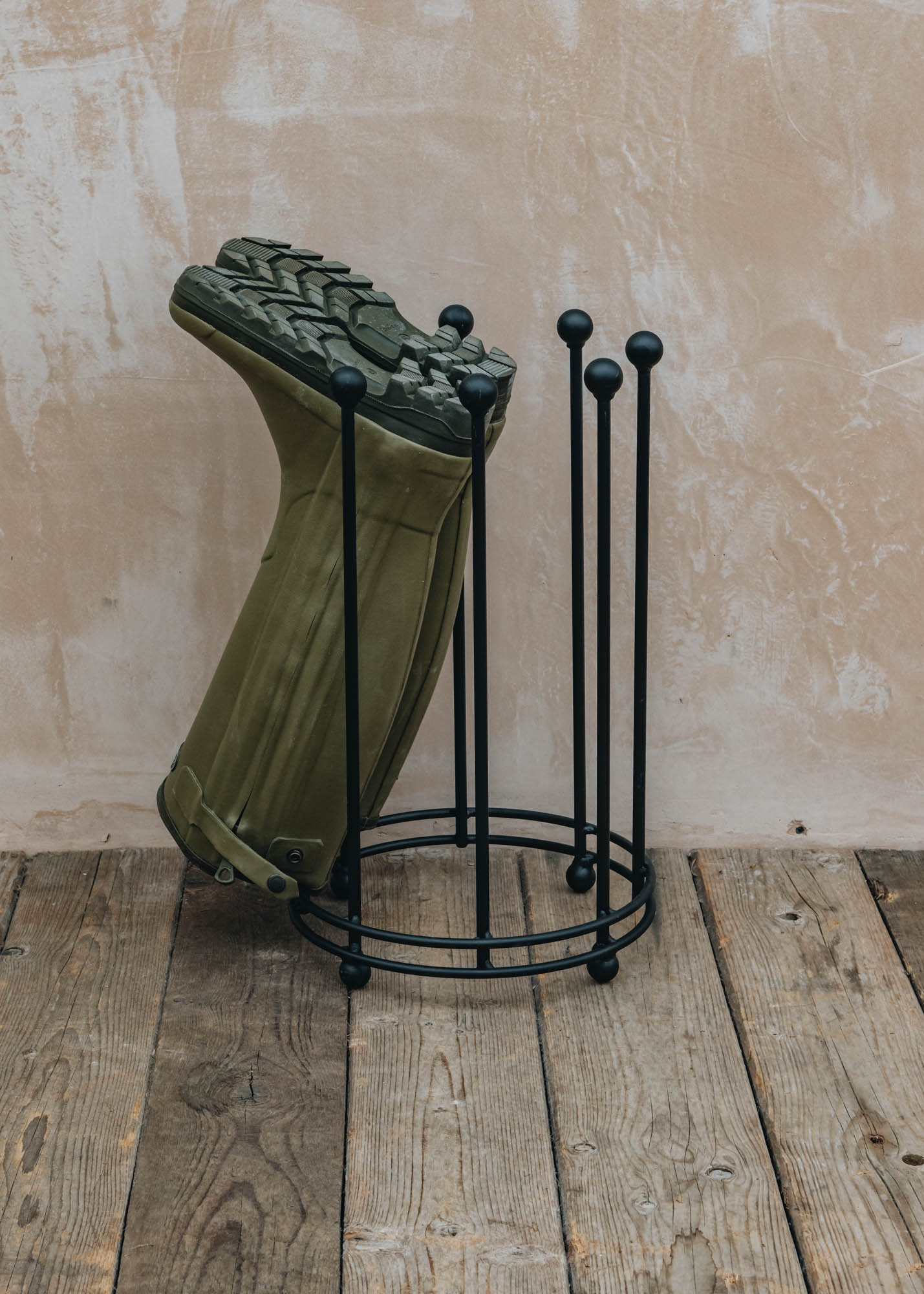 Harrod Horticultural Round Wellington Boot Stand in Black – Burford ...