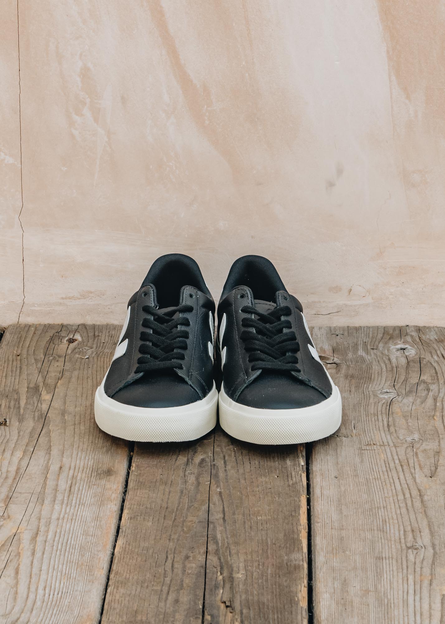 Veja Women's Campo Leather Trainers in White and Black