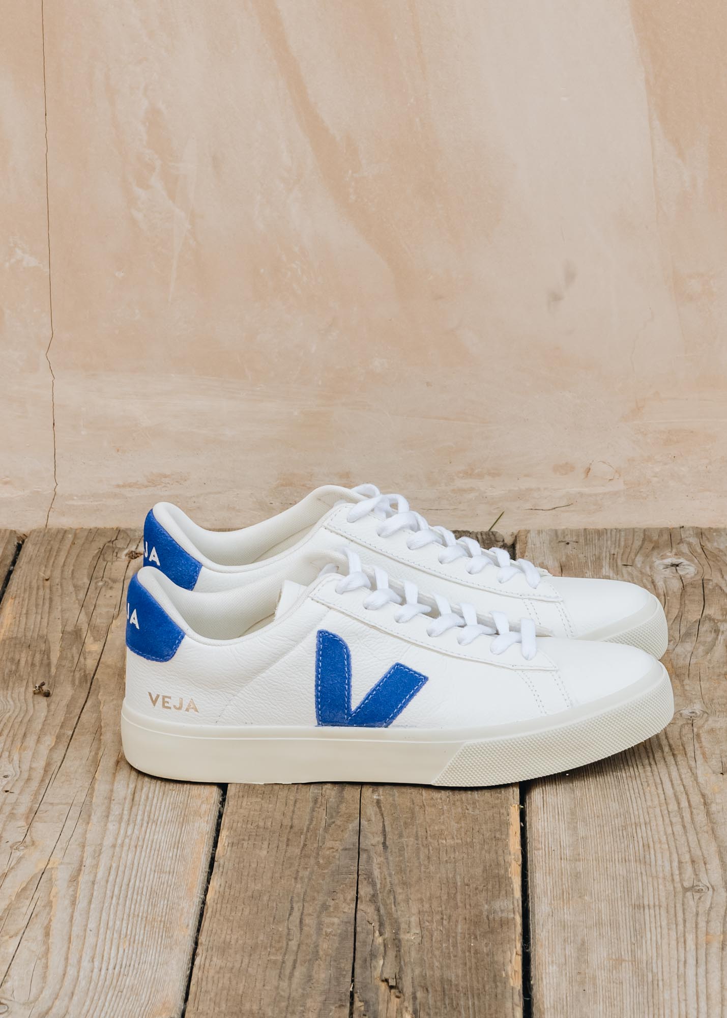 Veja Women's Campo Leather Trainers in Extra White and Paros