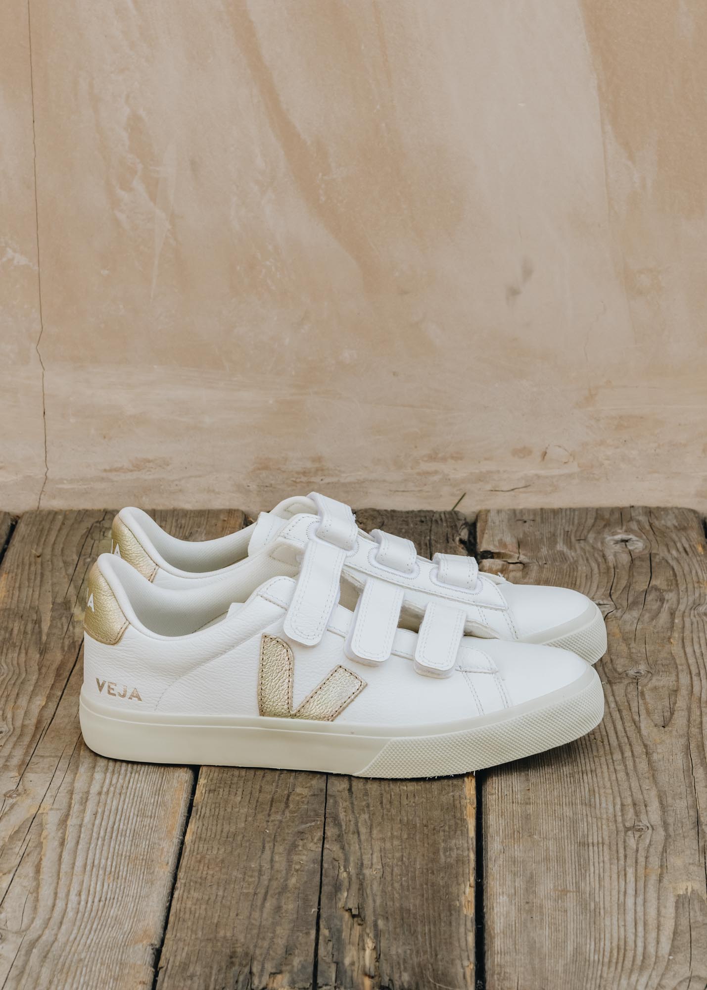 Veja Women's Recife Leather Trainers in Extra White and Platine