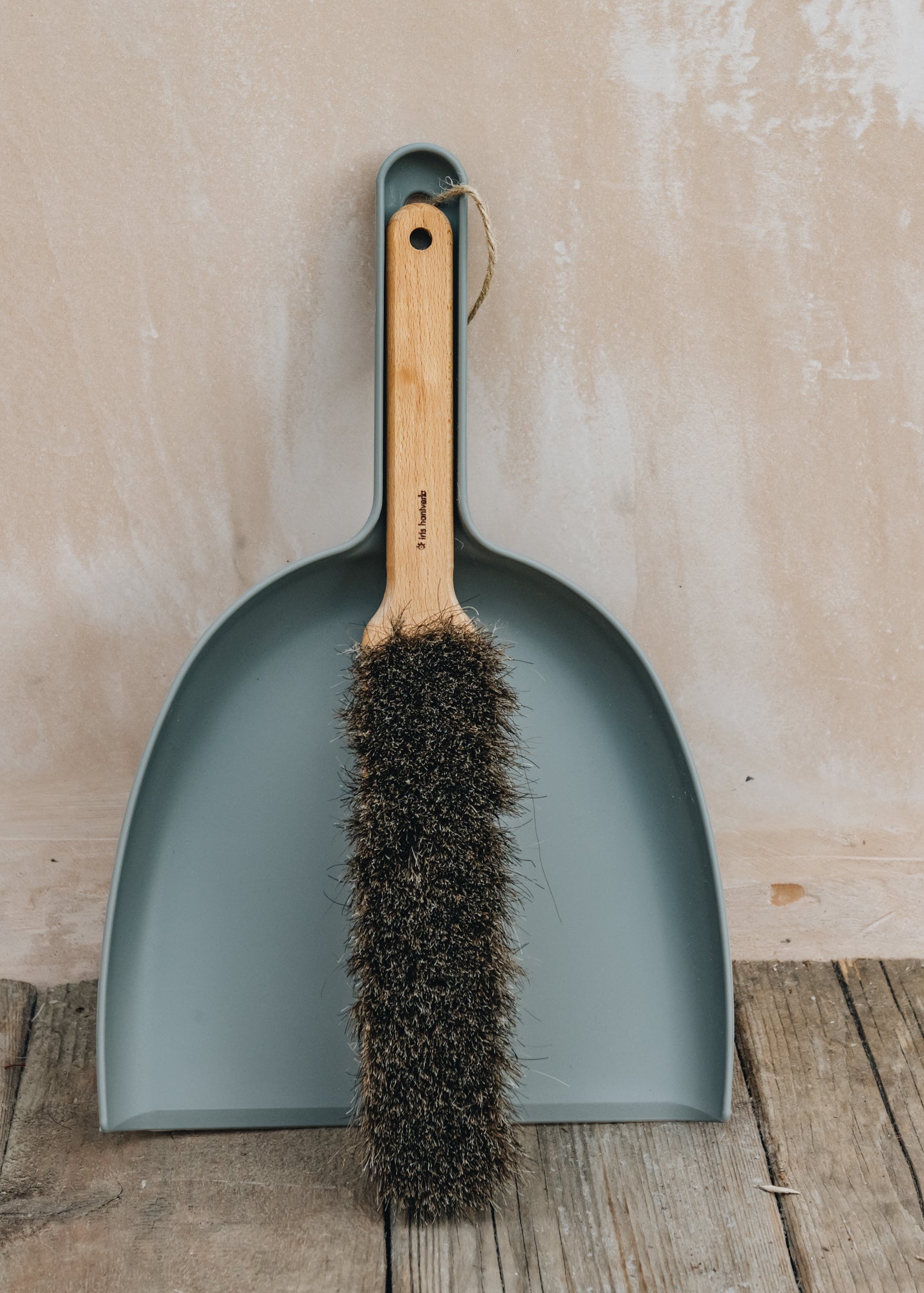 Iris Hantverk Iris Hantverk Grey Short Handled Dustpan and Brush