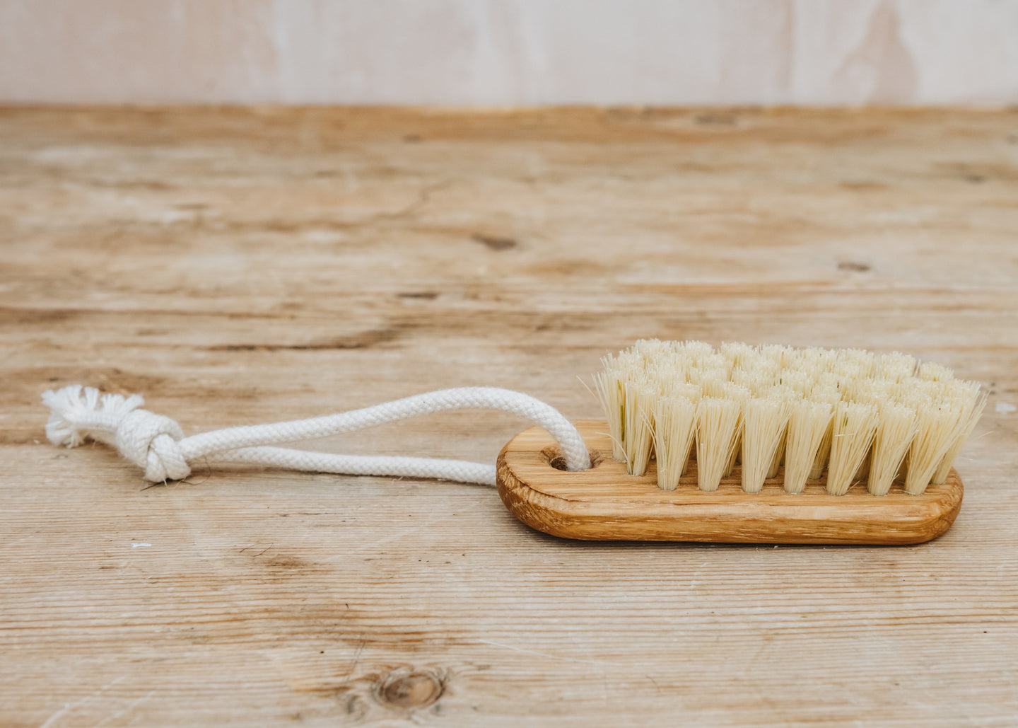 Saponalia Iris Hantverk Lovisa Nail Brush with String