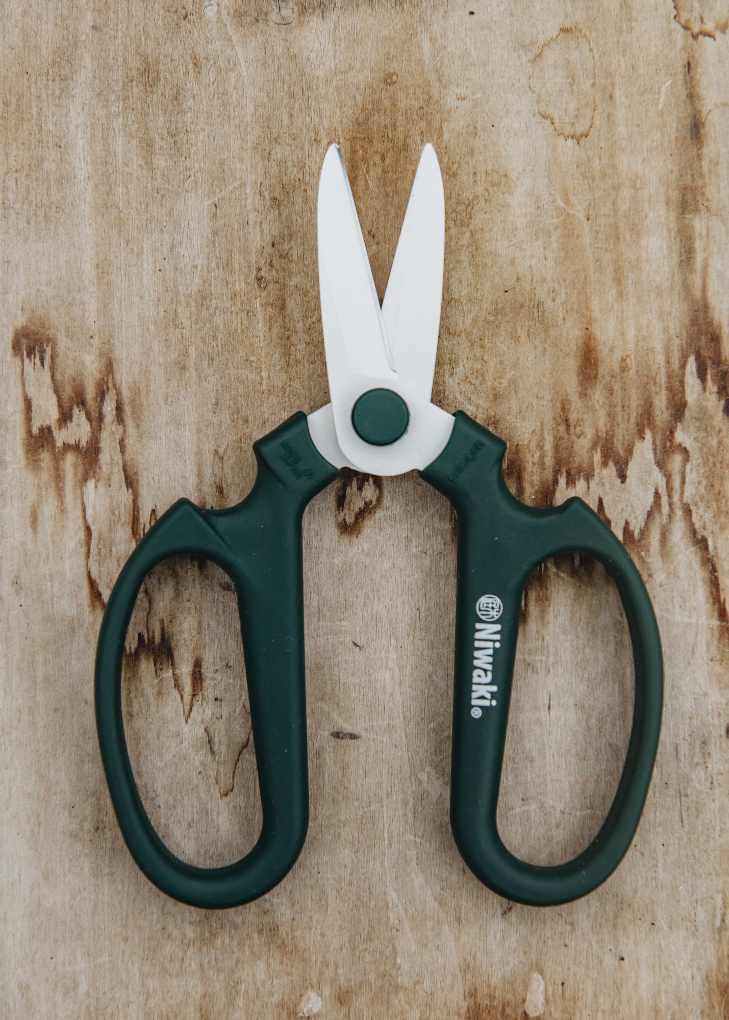 Niwaki Sakagen Flower Scissors in Moss Green