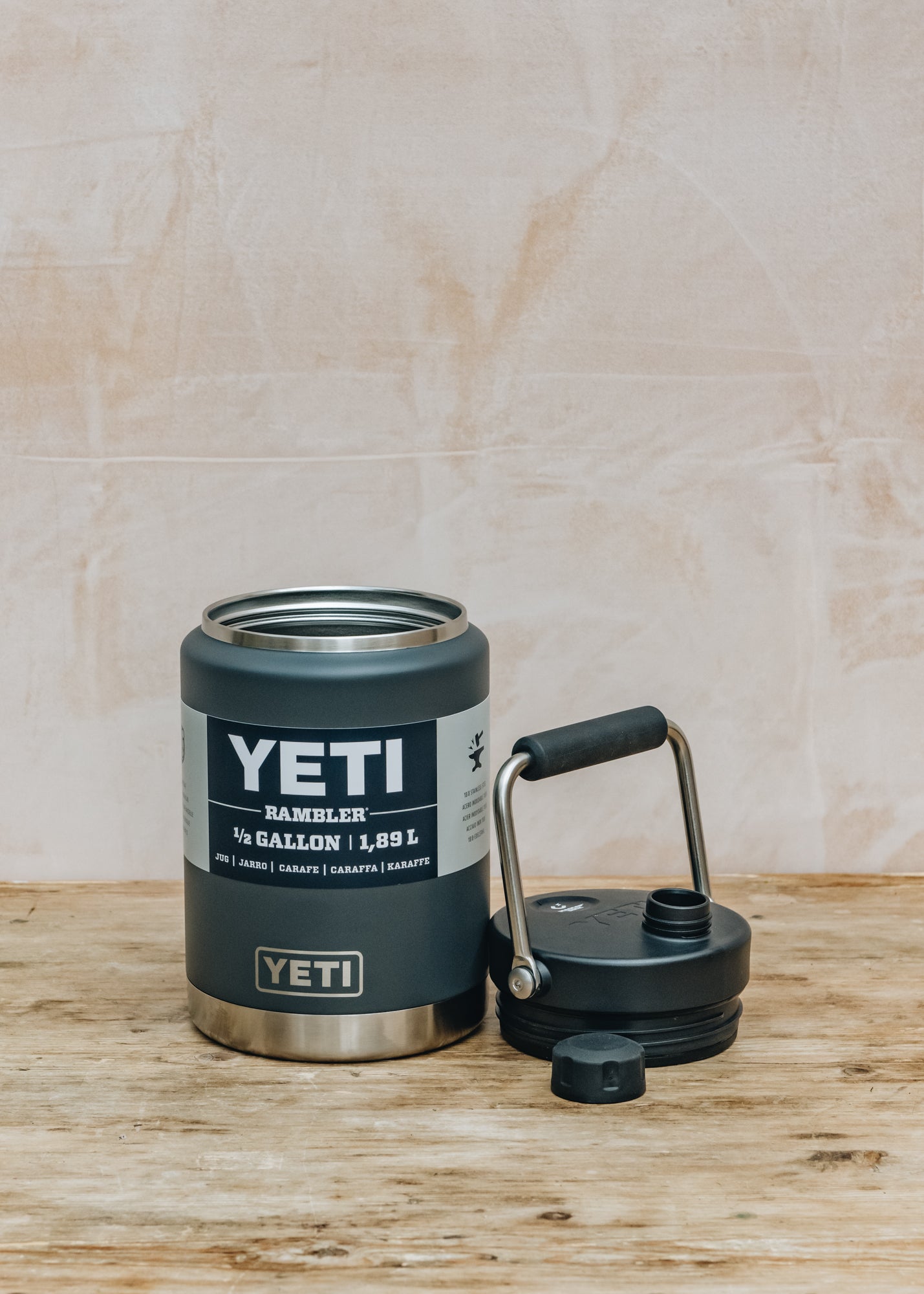 Yeti - Rambler Half Gallon Jug Charcoal