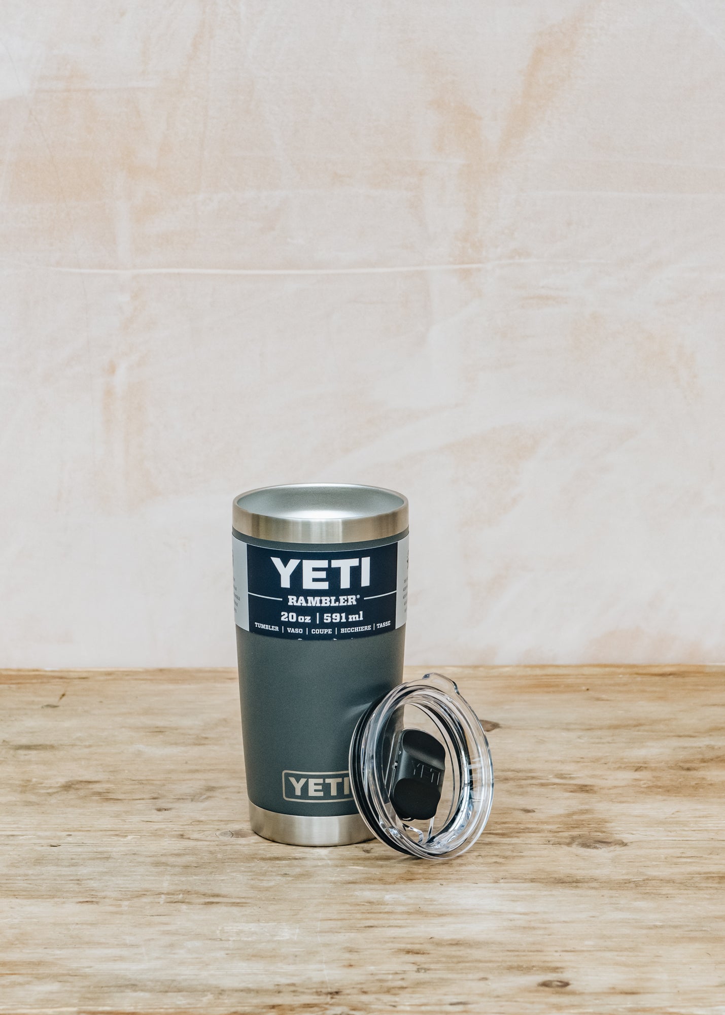 YETI Rambler Tumbler 20oz in Charcoal